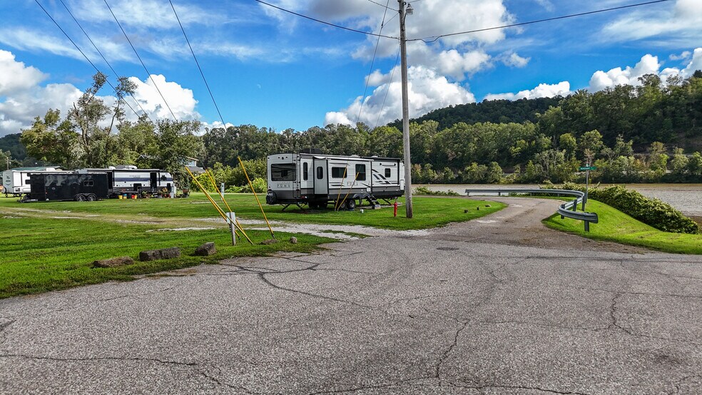 More Photos Of 38140 OH-7, Newport Showroom For Sale