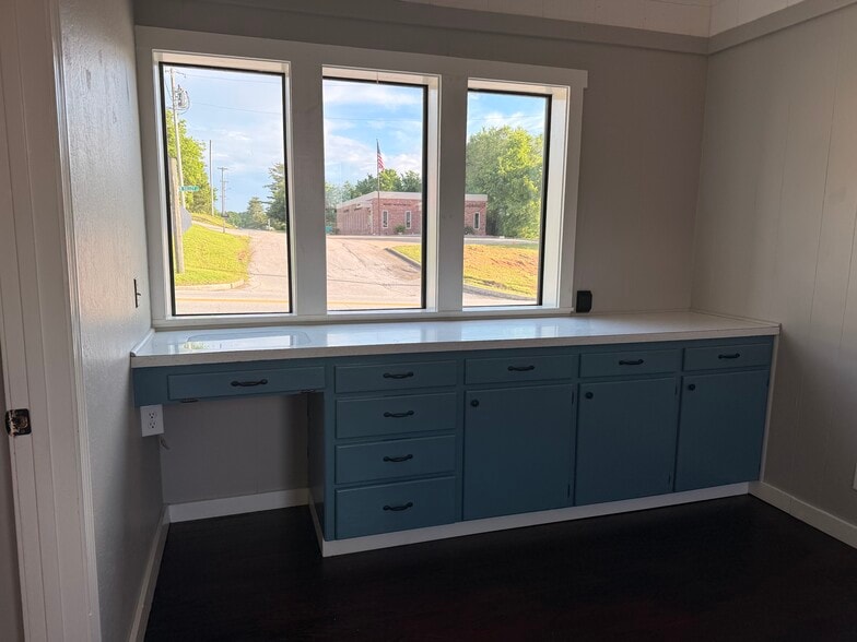 More Photos Of 117 60 Highway, Granby Service For Lease