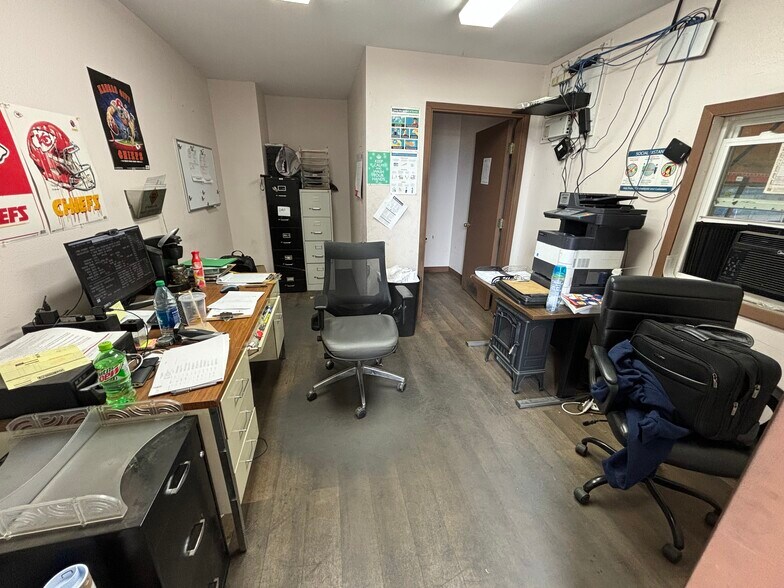 More Photos Of 1304 Rath Ave, Dodge City Distribution For Sale