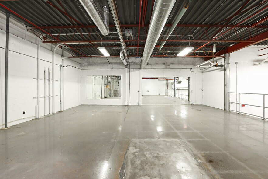 More Photos Of 100 Sunrise Av, Toronto Warehouse For Lease