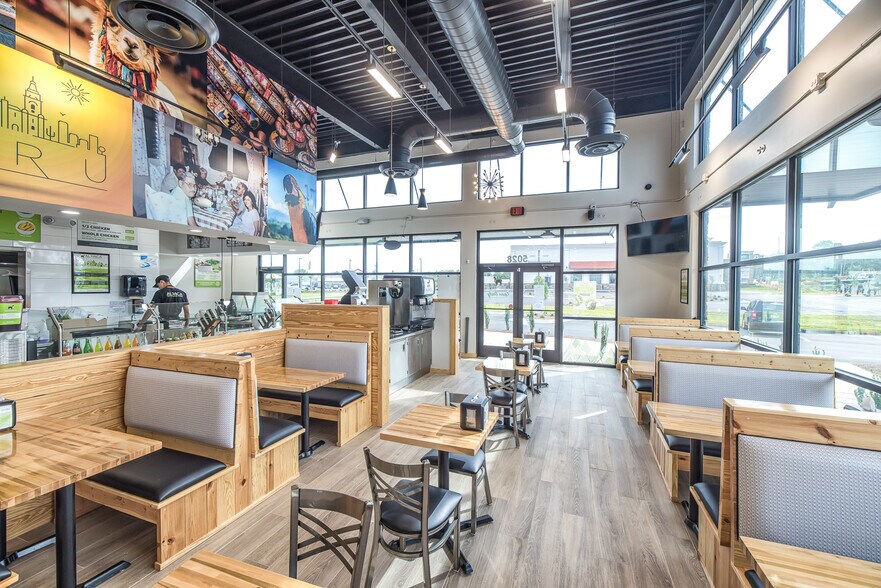 More Photos Of 5028 Southport Crossing Way, Southport Restaurant For Lease