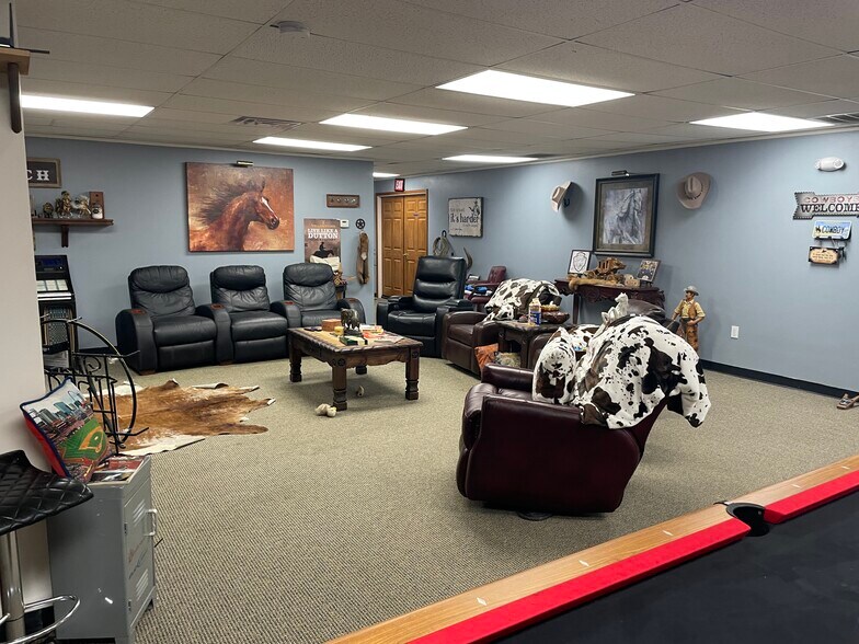 More Photos Of 1912 W Rendelman St, Marion Flex For Sale