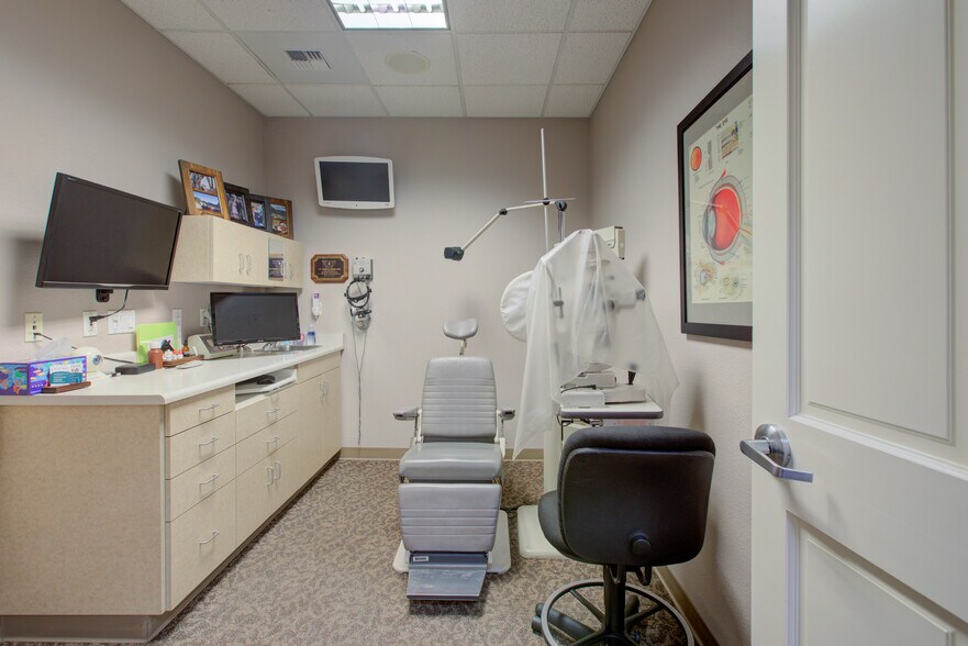 More Photos Of 2020 Colorado Ave, Turlock Office For Sale