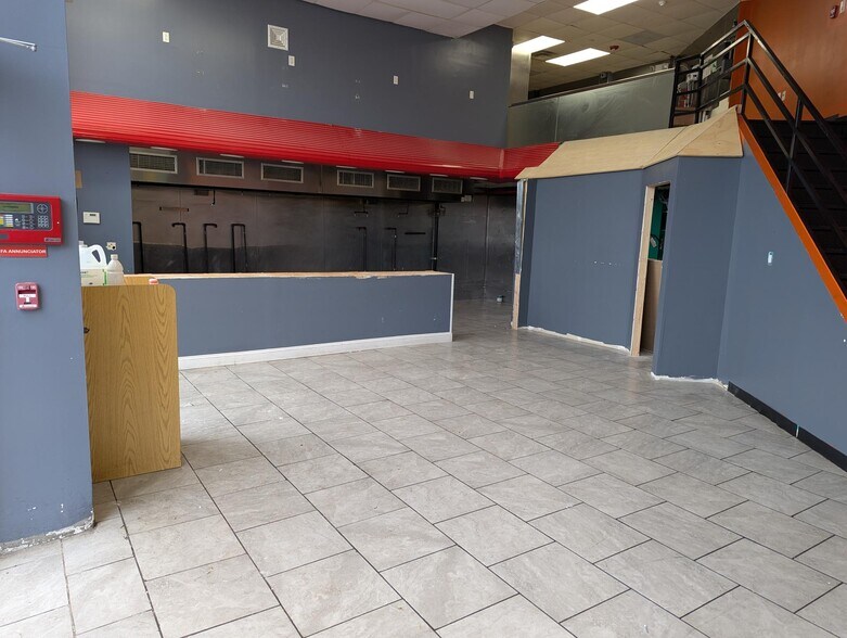 More Photos Of 389-391 Peninsula Blvd, Hempstead Freestanding For Lease