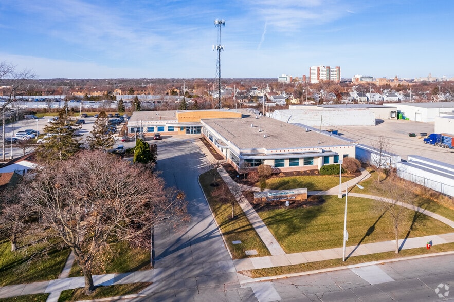 More Photos Of 3305 S 20th St, Milwaukee Medical For Lease