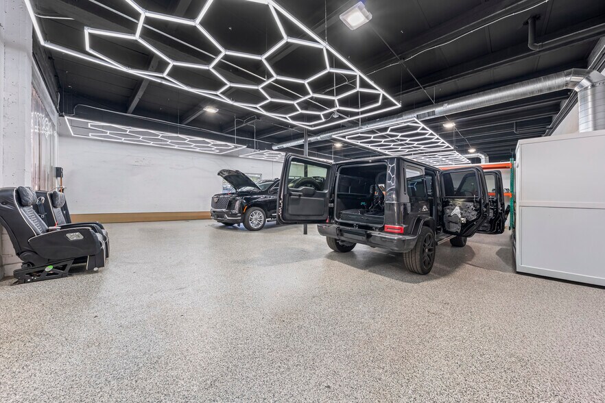 More Photos Of 2500 NW 39th St, Miami Light Distribution For Sale