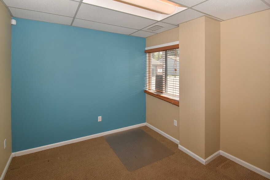 More Photos Of 400 Chapel Rd, South Windsor Light Manufacturing For Sale
