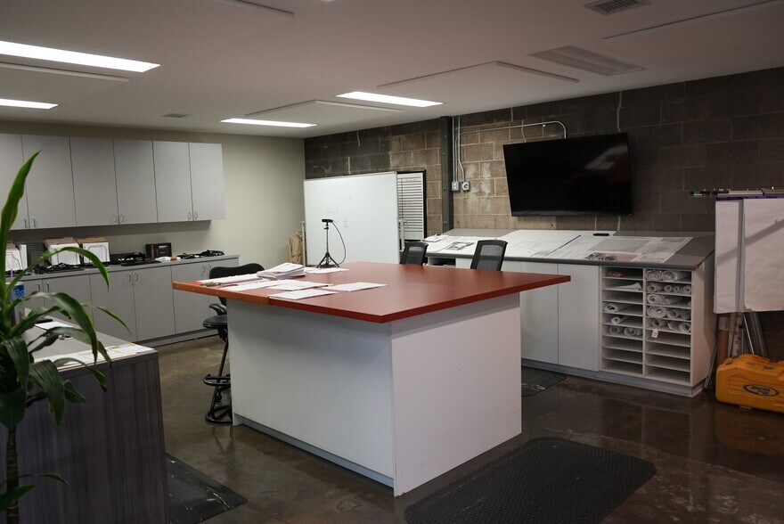 More Photos Of 18314 S Broadway St, Gardena Light Manufacturing For Lease