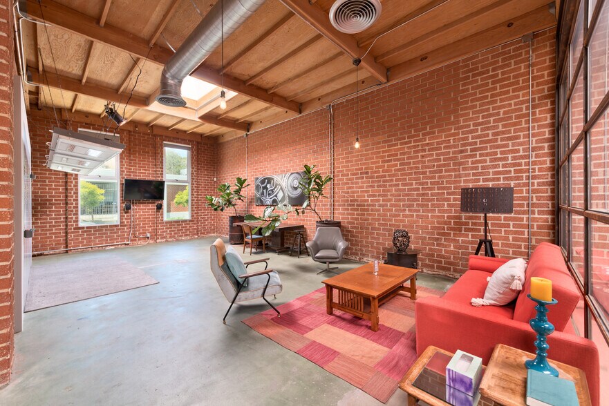More Photos Of 6368 Arizona Cir, Los Angeles Office For Lease