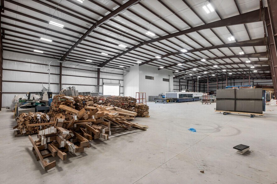 More Photos Of 800 East Watson Ln, New Braunfels Manufacturing For Lease