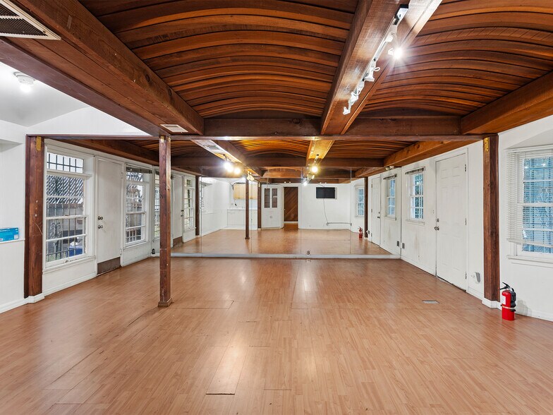 More Photos Of 10746 Magnolia Blvd, North Hollywood Medical For Sale