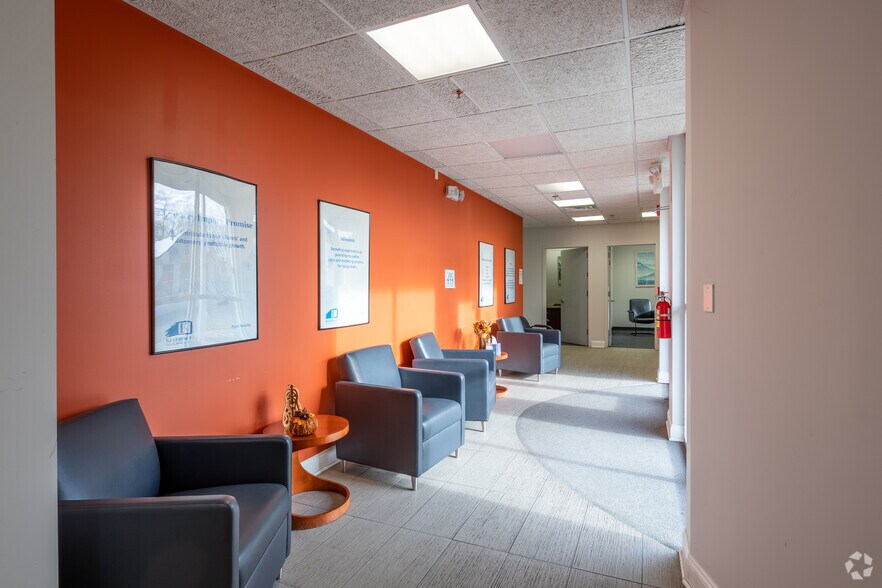 More Photos Of 550 Commerce St, Franklin Lakes Warehouse For Lease