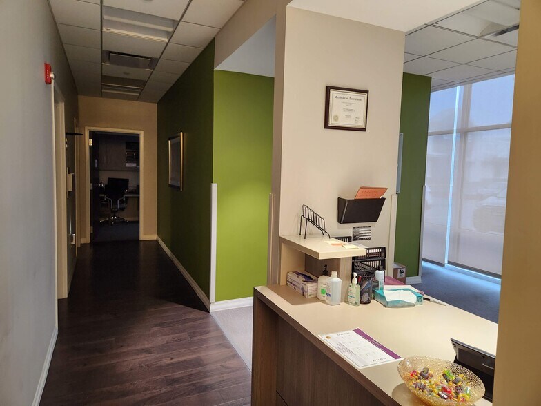 More Photos Of 376 Universal Dr N, North Haven Storefront For Lease