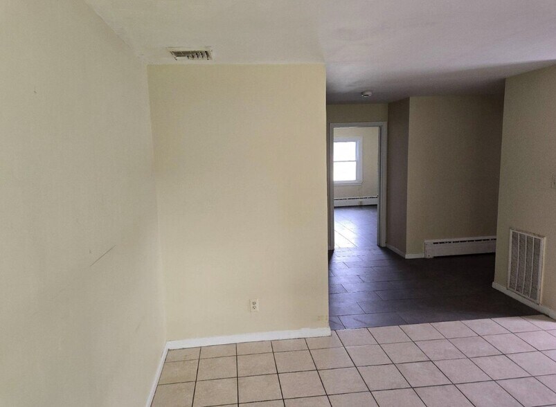 More Photos Of 2906 Central Rd, Cambridge Flex For Sale