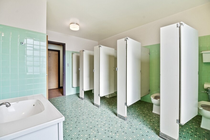 More Photos Of 8235 S South Shore Dr, Chicago Religious Facility For Sale