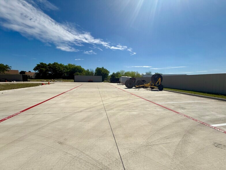 More Photos Of 227 National Dr, Rockwall Flex For Sale