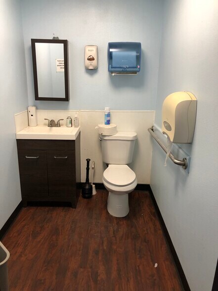 More Photos Of 2107 Broussard St, Tyler Warehouse For Lease