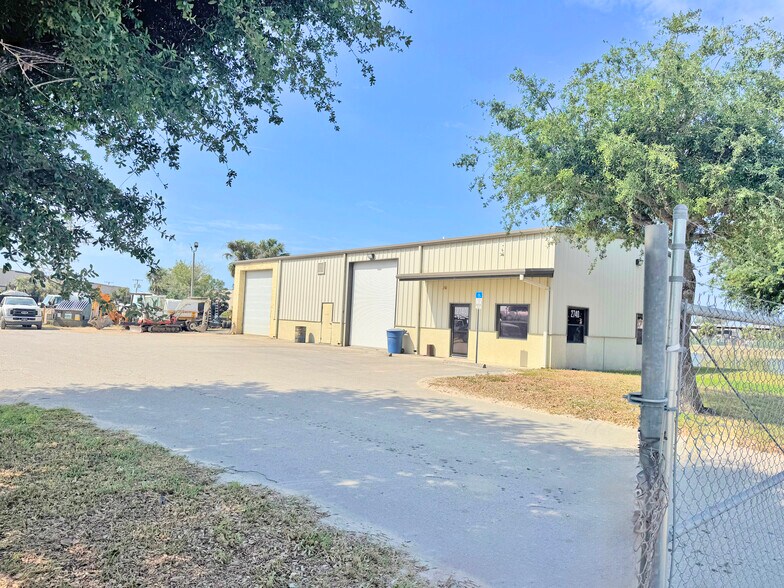 More Photos Of 2740 Katherine St, Fort Myers Industrial For Lease