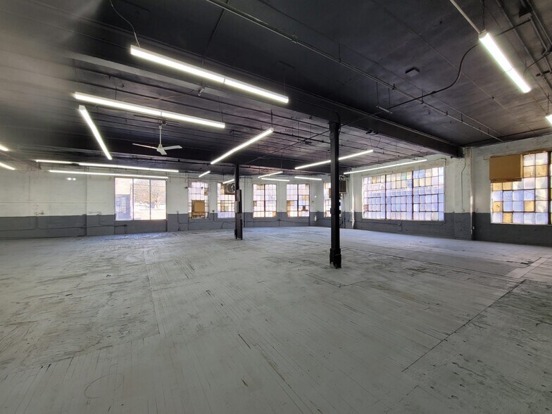 More Photos Of 830 Barry St, Bronx Warehouse For Lease