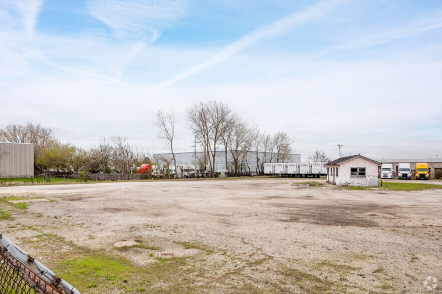 More Photos Of 1280-1330 Powis Rd, West Chicago Truck Terminal For Sale
