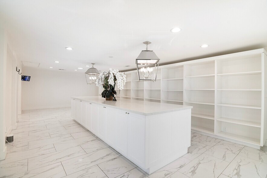 More Photos Of 6017 Melrose Ave, Los Angeles General Retail For Sale