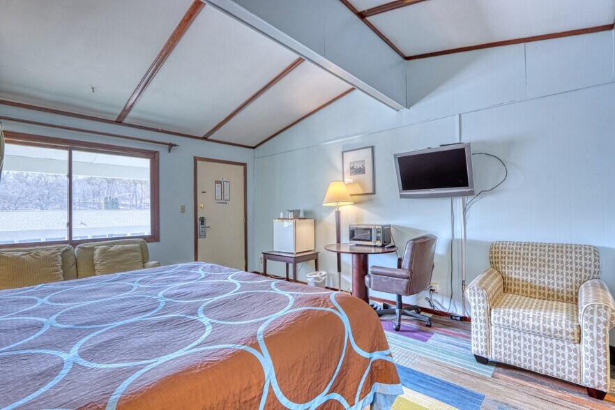 More Photos Of 726 S Highway 35, Saint Croix Falls Hotel For Sale