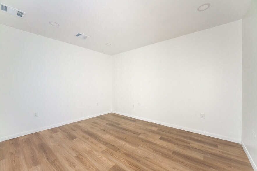 More Photos Of 10215 Papalote St, Houston Showroom For Lease