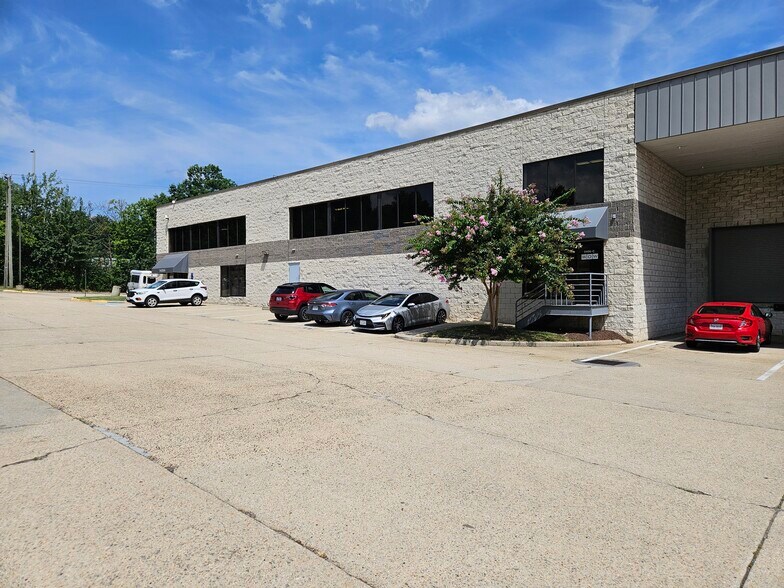 More Photos Of 9408 Gunston Cove Rd, Lorton Warehouse For Lease