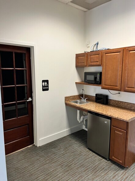 More Photos Of 10624 Metromont Pky, Charlotte Showroom For Sale