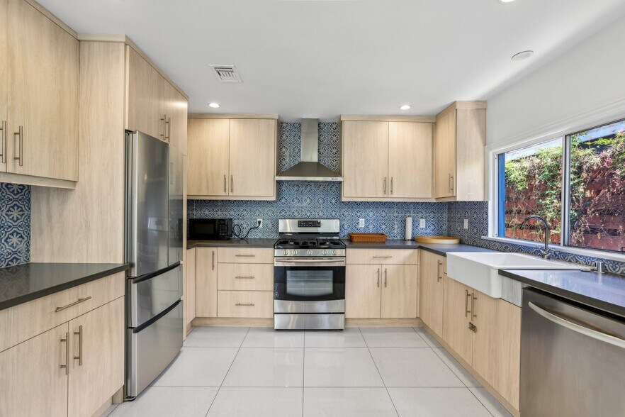 More Photos Of 6082 Selma Ave, Los Angeles Rehabilitation Center For Lease