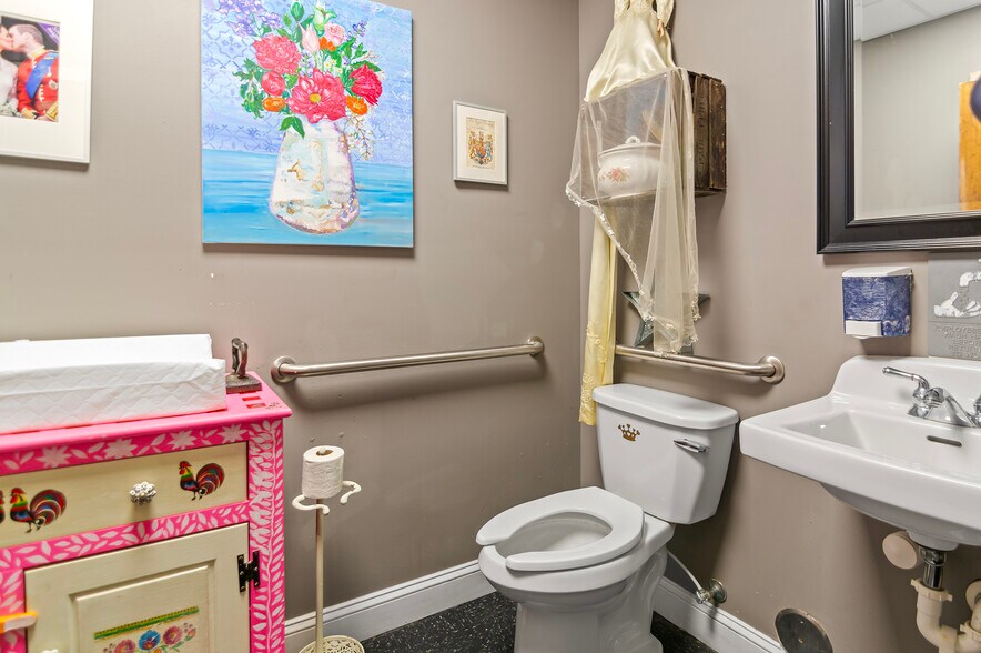 More Photos Of 5500 Harford Rd, Baltimore Freestanding For Sale