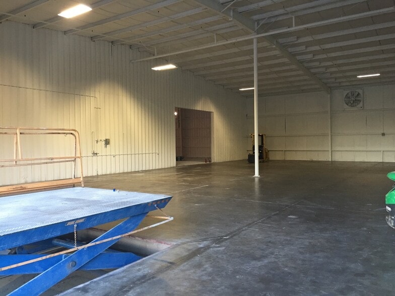 More Photos Of 12800 W Colonial Dr, Winter Garden Showroom For Lease