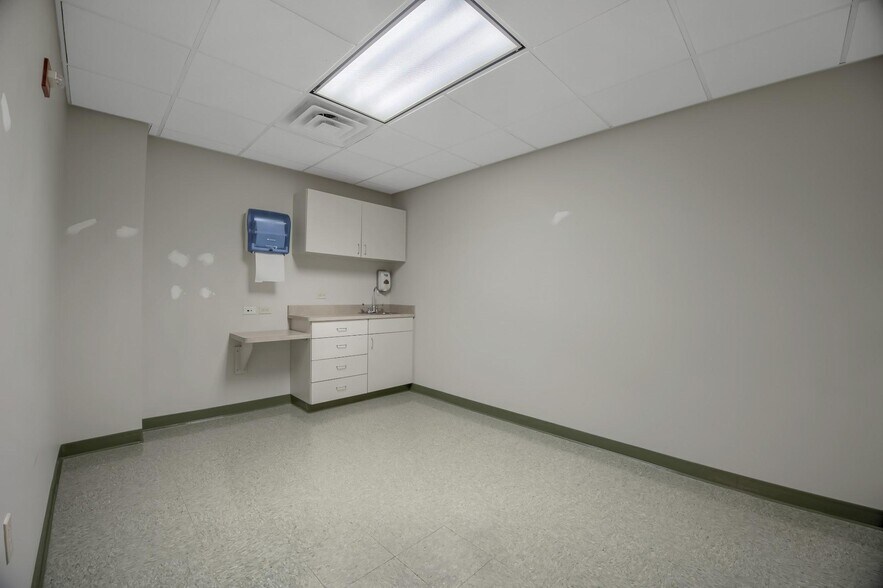 More Photos Of 21 Laurel Ave, Cornwall Medical For Lease