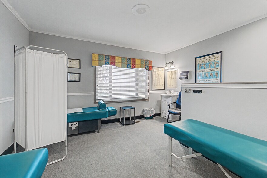 More Photos Of 156 White Oak St, Franklin Medical For Sale