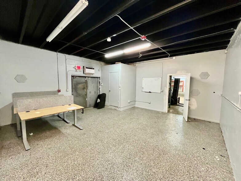 More Photos Of 2000 N Dixie Hwy, Hollywood Light Manufacturing For Sale