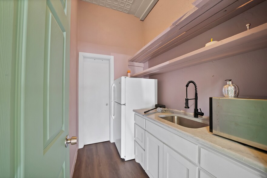 More Photos Of 204 W Mccart St, Krum Storefront Retail Office For Sale