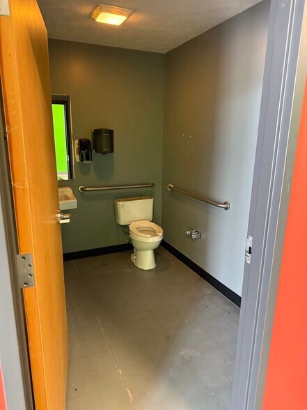 More Photos Of 601 Van Dorn St, Lincoln Warehouse For Lease