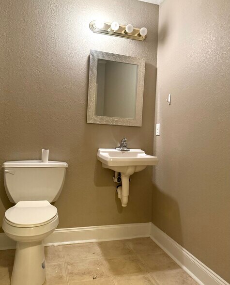 More Photos Of 144 Commerce Pky, Cornelia Flex For Sale