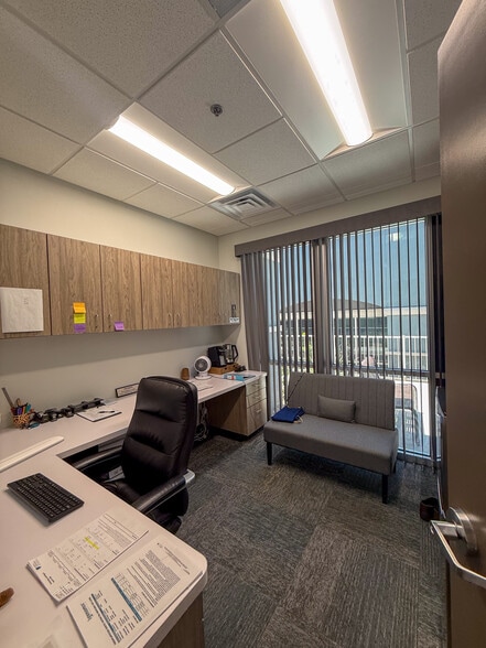 More Photos Of 2950 W Horizon Ridge Pky, Henderson Office For Sale