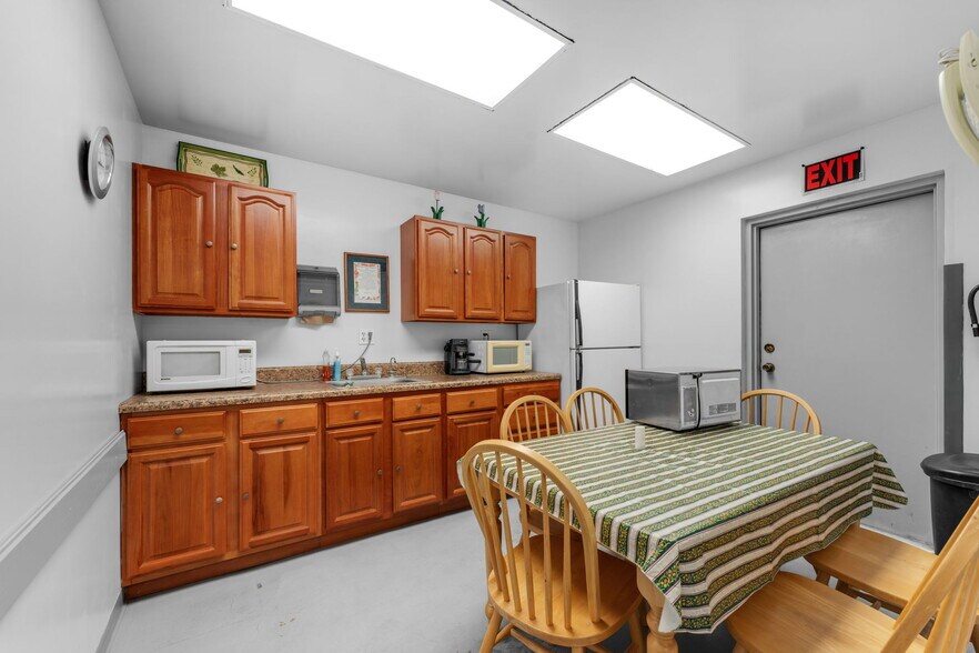 More Photos Of 7155-7159 NW 77th Ter, Miami Warehouse For Sale