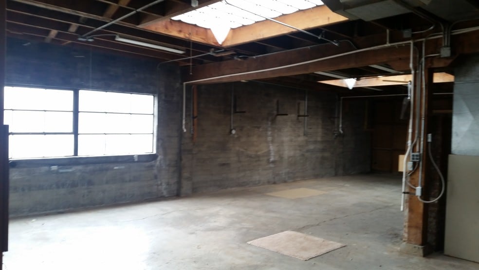 More Photos Of 5744 E Burnside St, Portland Flex For Sale