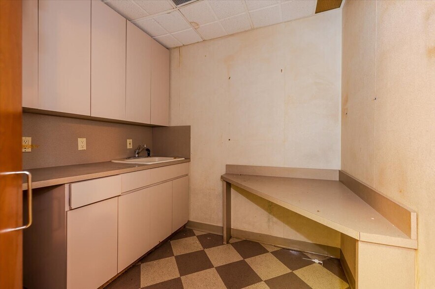 More Photos Of 195 N Village Ave, Rockville Centre Office For Sale