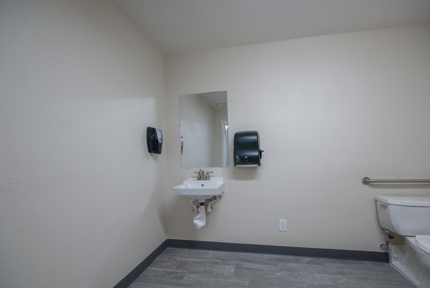 More Photos Of 1106 College St, Bastrop Medical For Lease