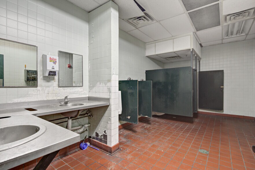 More Photos Of 3036 Gillespie St, Fayetteville Manufacturing For Lease