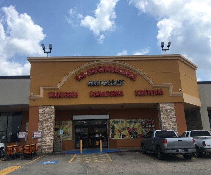 More Photos Of 1701 Fairway Dr, Alvin Freestanding For Lease