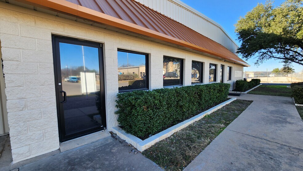 More Photos Of 1304 W Industrial Blvd, Round Rock Light Distribution For Sale