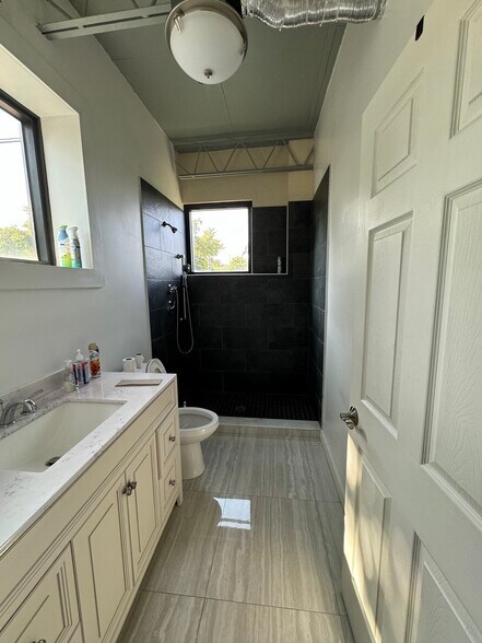 More Photos Of 2216 N 20th Ave, Hollywood Light Manufacturing For Sale