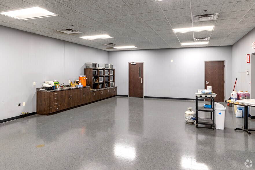 More Photos Of 1105 Benjamin Ave, Hutchinson Manufacturing For Sale