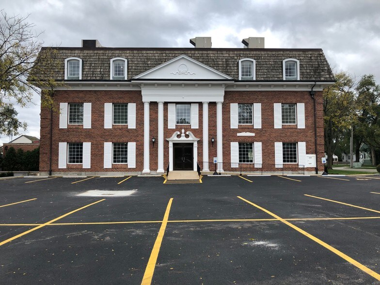 More Photos Of 325 N Hough St, Barrington Medical For Lease