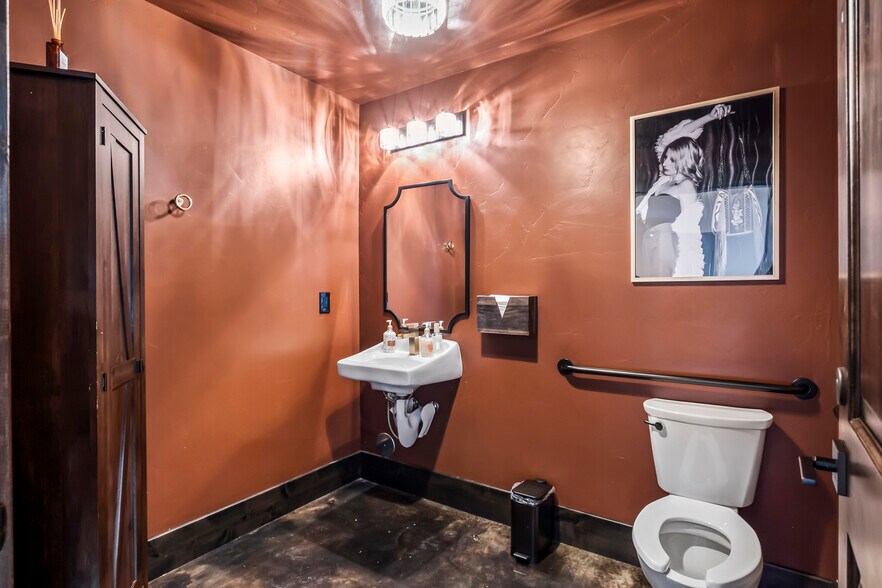 More Photos Of 19885 7th St, Bend Flex For Sale